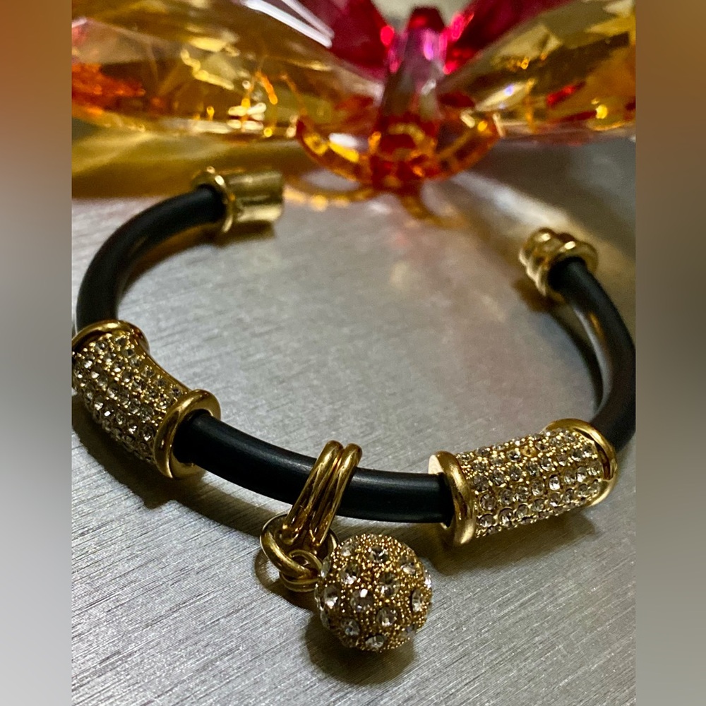 ✨Elegant Black and Gold Bracelet with Sparkling Charm✨